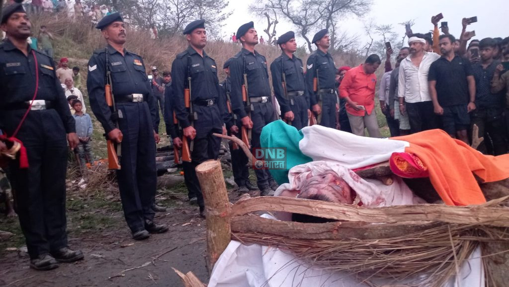 बछवाड़ा के बीएसएफ जवान का शव गाँव पहुंचते ही परिजनों में मची चीख-पुकार,विधानसभा के प्रतिपक्ष के नेता विजय सिन्हा समेत हजारो लोगो की उमड़ी श्रद्धांजली देने के लिए भीड़,शहीद को देखने के बाद सभी की आंखे हुई नम 7