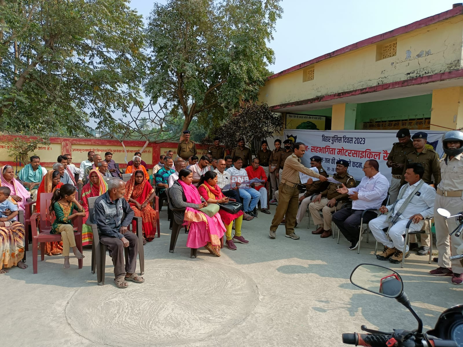 पुलिस सप्ताह के दूसरे दिन मेंघौल पंचायत भवन पर पुलिस पब्लिक चौपाल का आयोजन, अनुमंडल पुलिस पदाधिकारी सत्येंद्र कुमार ने कहा कि पुलिस आपका फ्रेंड..  2