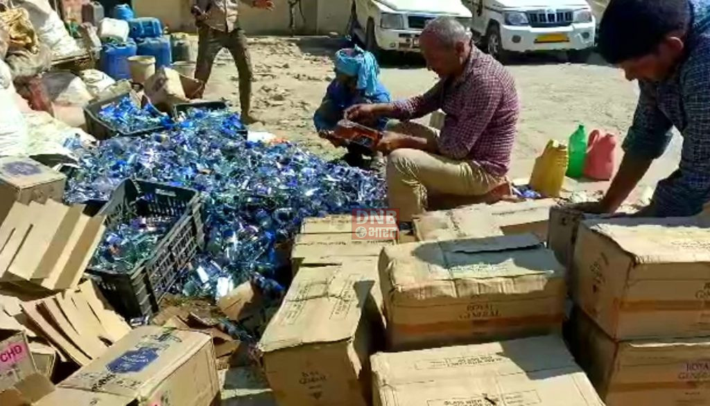 बेगूसराय में उत्पाद पुलिस के द्वारा विभिन्न थाना क्षेत्र में पकड़े गए भारी मात्रा में देसी और विदेशी शराब का किया गया बिनिष्टिकरण 2