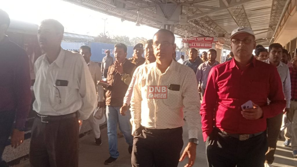 बछवाड़ा जंक्शन का डीआरएम ने किया निरीक्षण, रेल कर्मी को दिए कई दिशा निर्देश 4