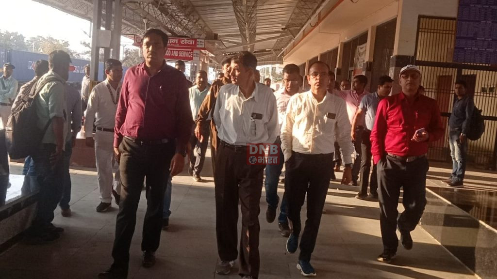 बछवाड़ा जंक्शन का डीआरएम ने किया निरीक्षण, रेल कर्मी को दिए कई दिशा निर्देश 2