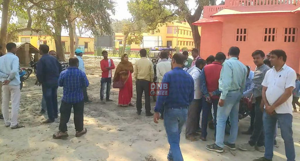 बछवाड़ा बीआरसी कार्यालय परिसर में वेतन कटौती एवं वेतन पुनर्निर्धारण से संबंधित आदेश के विरोध में टीईटी/एसटीईटी शिक्षको ने किया प्रदर्शन 4