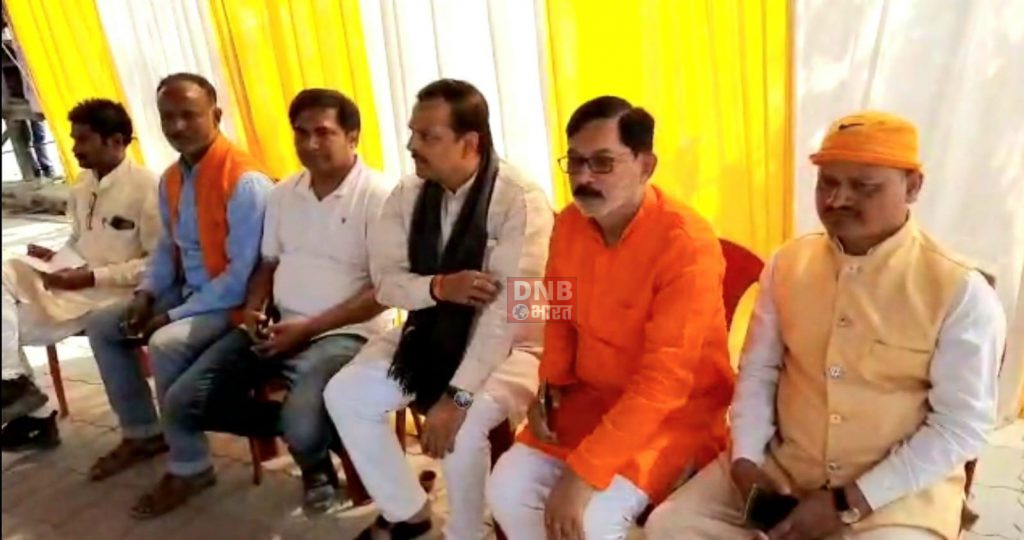 बेगूसराय जिले के तेघरा थानाध्यक्ष के खिलाफ भाजपा कार्यकार्यताओ ने किया धरना प्रदर्शन, बालू माफिया एवं शराब माफिया को संरक्षण देने का लगाया आरोप 4