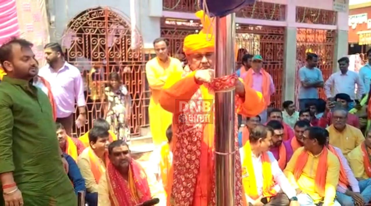 रामनवमी को लेकर धनेश्वर घाट हनुमान मंदिर में 51 फीट ऊंची ध्वजारोहण के साथ निकाली गयी झांकी 3