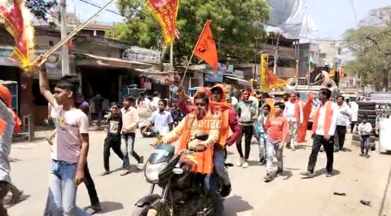 रामनवमी को लेकर धनेश्वर घाट हनुमान मंदिर में 51 फीट ऊंची ध्वजारोहण के साथ निकाली गयी झांकी 2