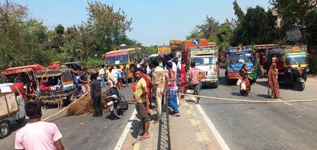बछवाड़ा में मनीष कश्यप के समर्थन में राष्ट्रीय जन जन पार्टी के कार्यकर्ताओ ने एनएच 28 सड़क को किया जाम 3