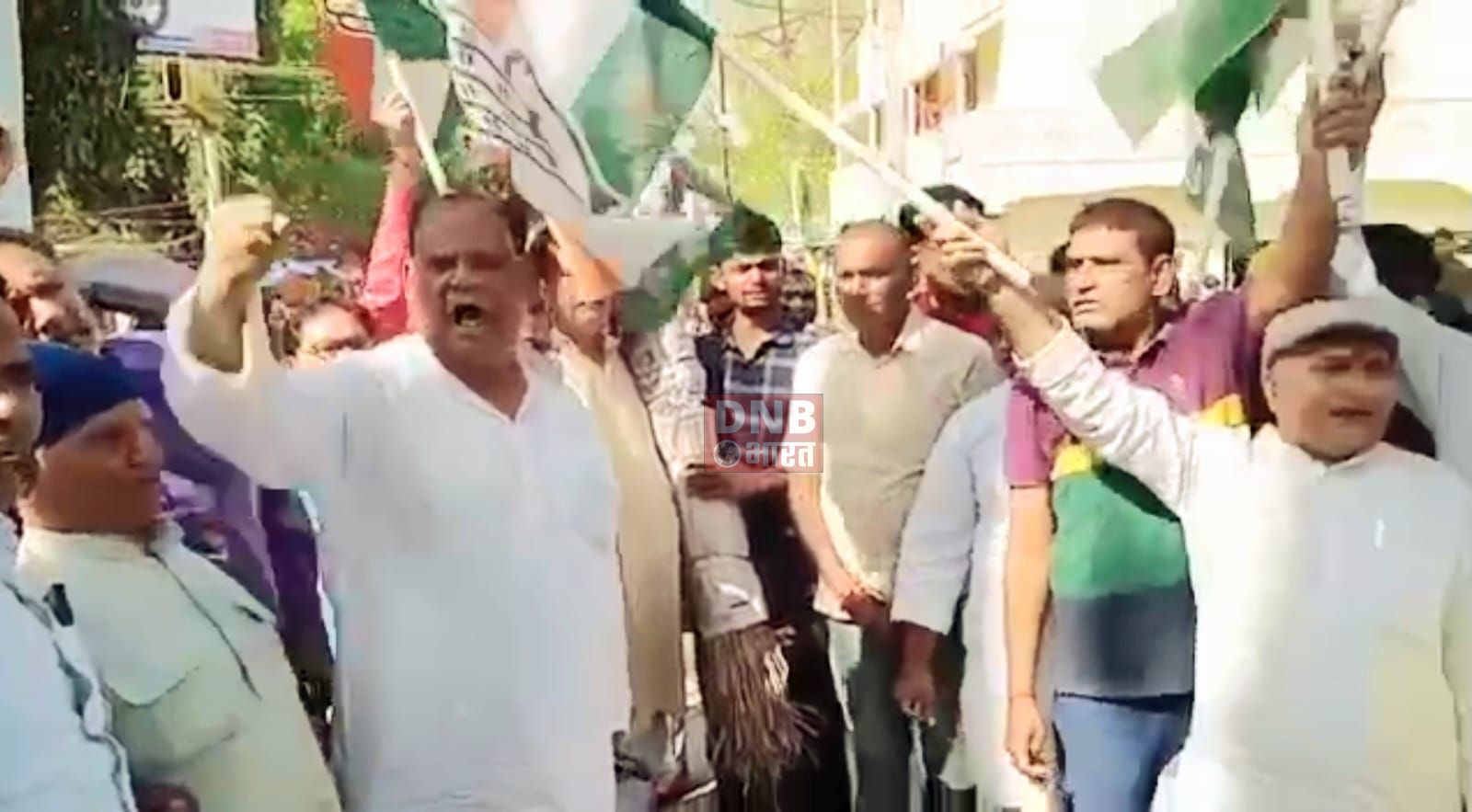 बेगूसराय में कांग्रेस के कार्यकर्ताओं ने प्रधानमंत्री नरेंद्र मोदी का पुतला दहन कर किया विरोध प्रदर्शन 3