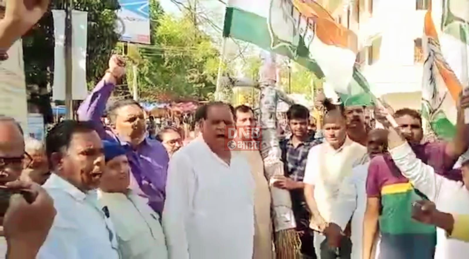बेगूसराय में कांग्रेस के कार्यकर्ताओं ने प्रधानमंत्री नरेंद्र मोदी का पुतला दहन कर किया विरोध प्रदर्शन 2