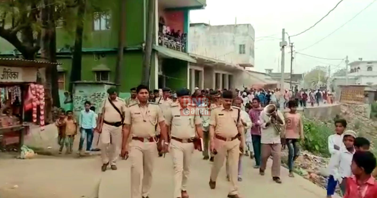 बेगूसराय जिले के चर्चित परना मुखिया हत्या के आरोपी के घर पुलिस ने चिपकाया इश्तिहार 2