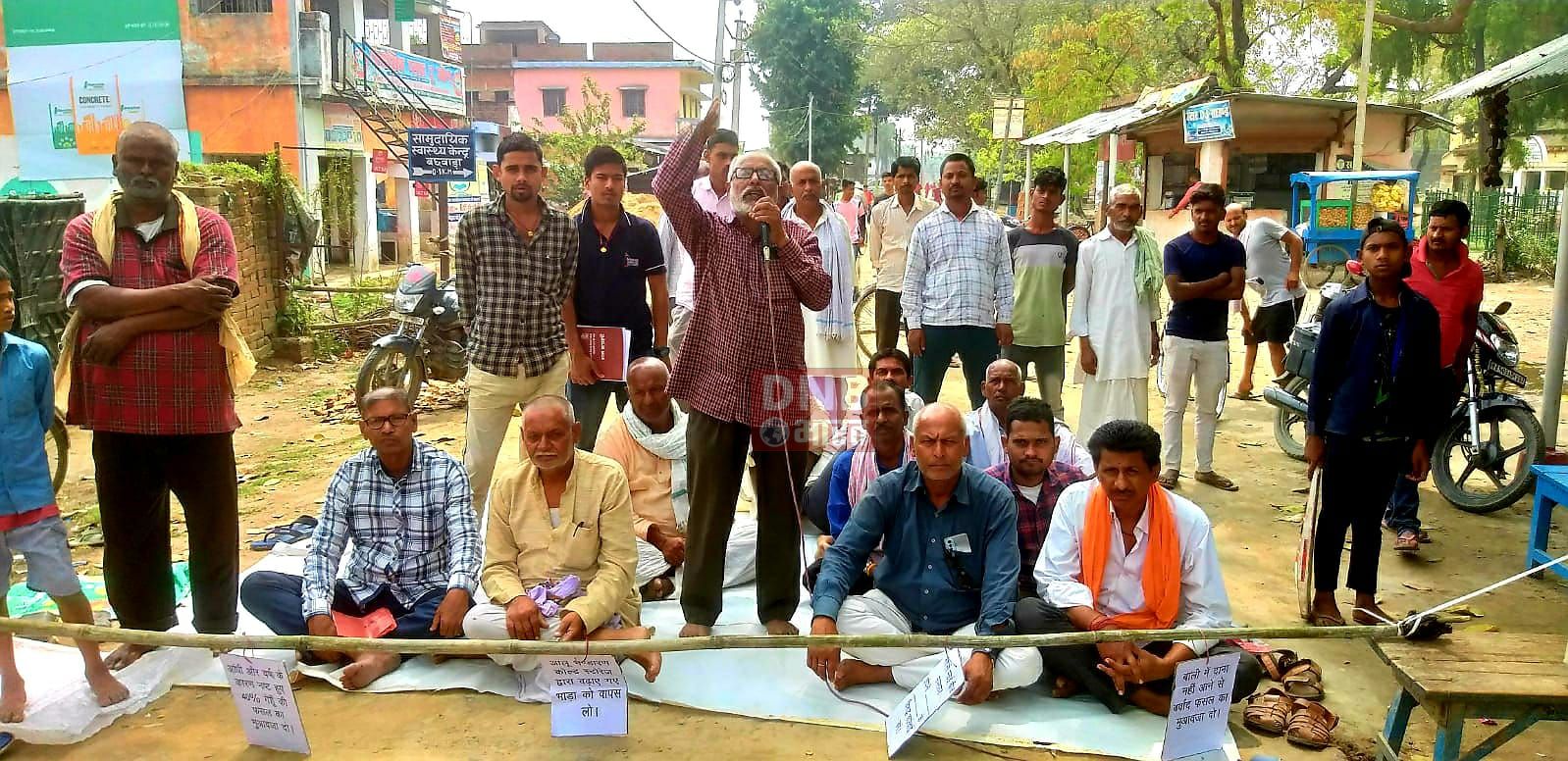 बारिश से हुए गेंहूँ समेत अन्य फसल की नुकसान से परेशान किसानों ने बछवाड़ा प्रखंड कार्यालय मुख्य पथ को जाम कर मुआवजे की मांग को लेकर किया धरना प्रदर्शन 3