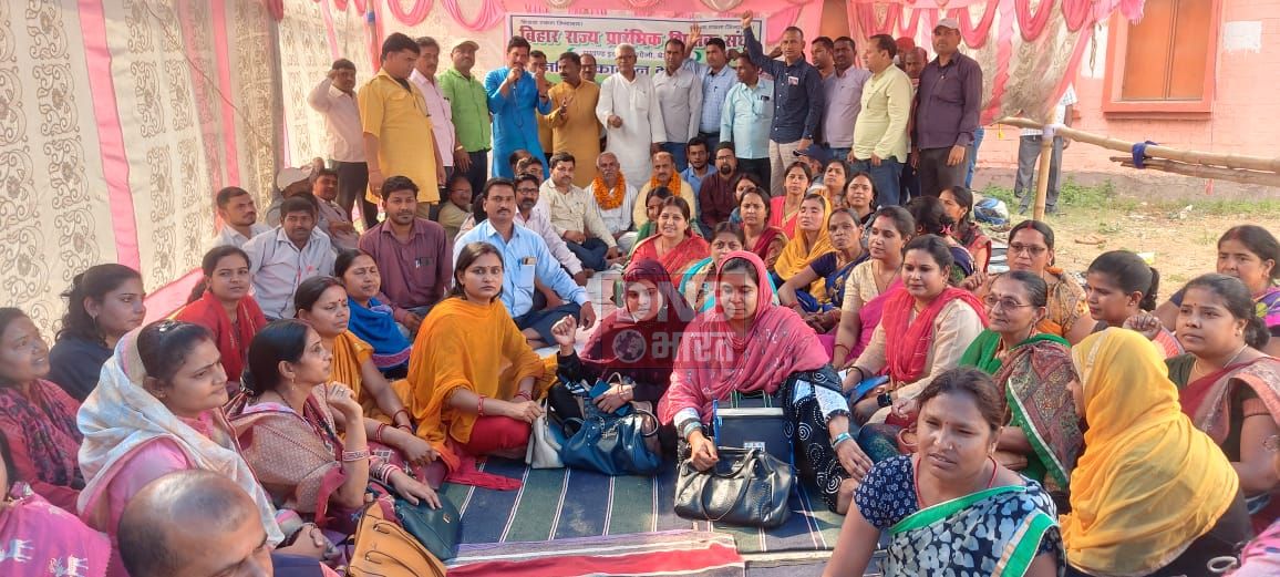 बिहार दिवस के पूर्व शिक्षा विभाग के आश्वासन पर दूसरे दिन शिक्षकों द्वारा जारी अनिश्चितकालीन भूख हड़ताल हुआ समाप्त 4