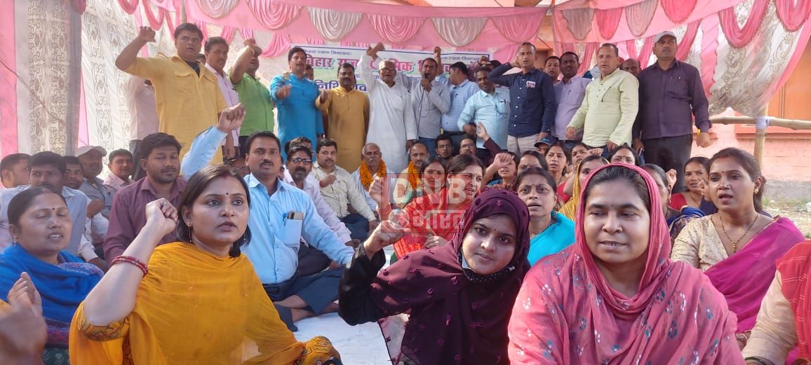बिहार दिवस के पूर्व शिक्षा विभाग के आश्वासन पर दूसरे दिन शिक्षकों द्वारा जारी अनिश्चितकालीन भूख हड़ताल हुआ समाप्त 3