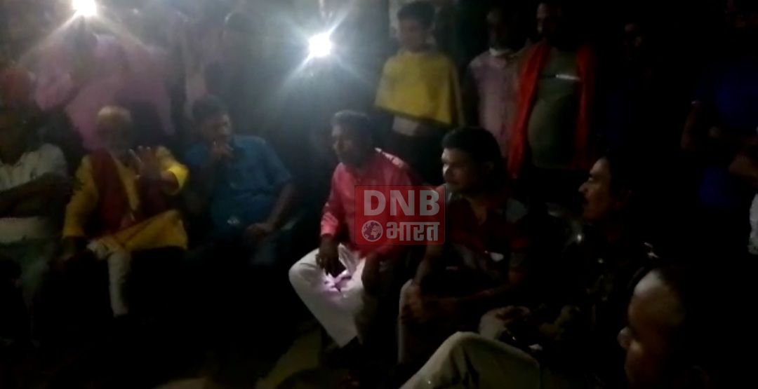 बेगूसराय में आरोपी जिला परिषद सदस्य की गिरफ्तारी के बजाय आवेदनकर्ता के घर छापेमारी करने पहुंची पुलिस को आक्रोशित ग्रामीणों ने बनाया बंधक 3