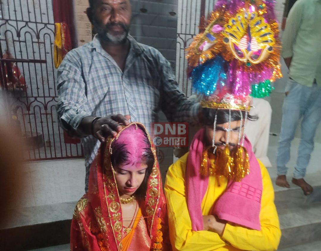 अजब प्रेम की गजब कहानी, परिजन की एक न चली, प्रेमी युगल ने फिल्मी अंदाज में पुलिस और ग्रामीण की उपस्थिति में मंदिर में रचाई शादी 4