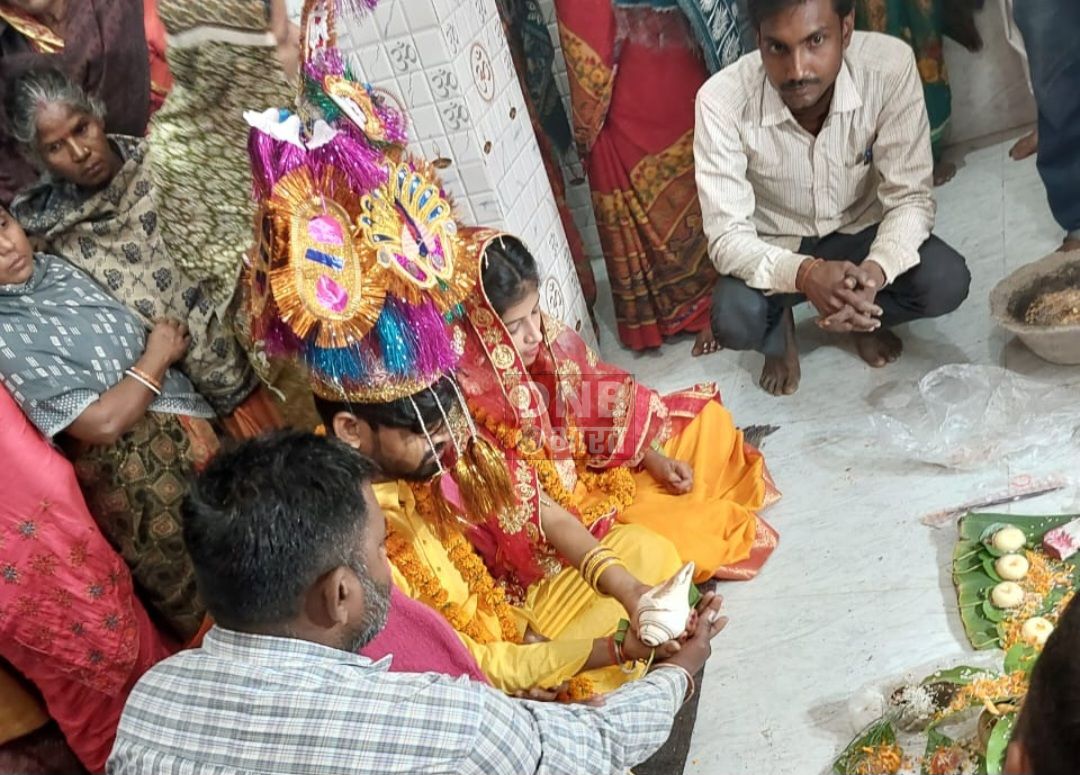 अजब प्रेम की गजब कहानी, परिजन की एक न चली, प्रेमी युगल ने फिल्मी अंदाज में पुलिस और ग्रामीण की उपस्थिति में मंदिर में रचाई शादी 5