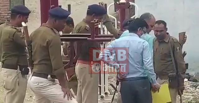 नाबालिग लड़की से दुष्कर्म मामले में फाॅरेसिंक टीम ने घटनास्थल पर पहुंचकर लिया सेंपल 5