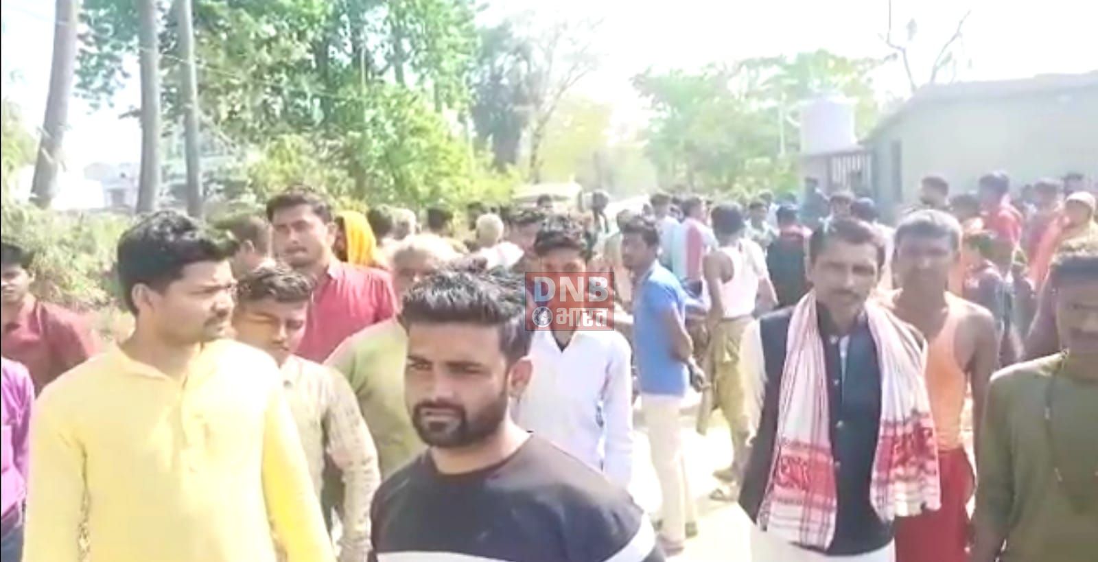 बेगूसराय में सिविल ड्रेस में छापेमारी करने गए एसटीएफ जवान को ग्रामीणों ने अपराधी समझकर किया जमकर पिटाई,स्थानीय पुलिस पहुंचकर एसटीएफ जवानों को ग्रामीणों से कराया मुक्त 2