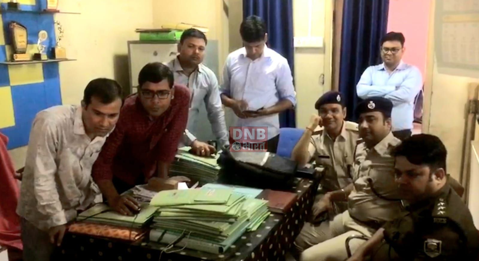 समस्तीपुर में दक्षिण बिहार ग्रामीण बैक से 20 लाख रुपये की लुट,कर्मियों को बंधक बनाया और हथियार के बल पर दिया वारदात का अंजाम 3