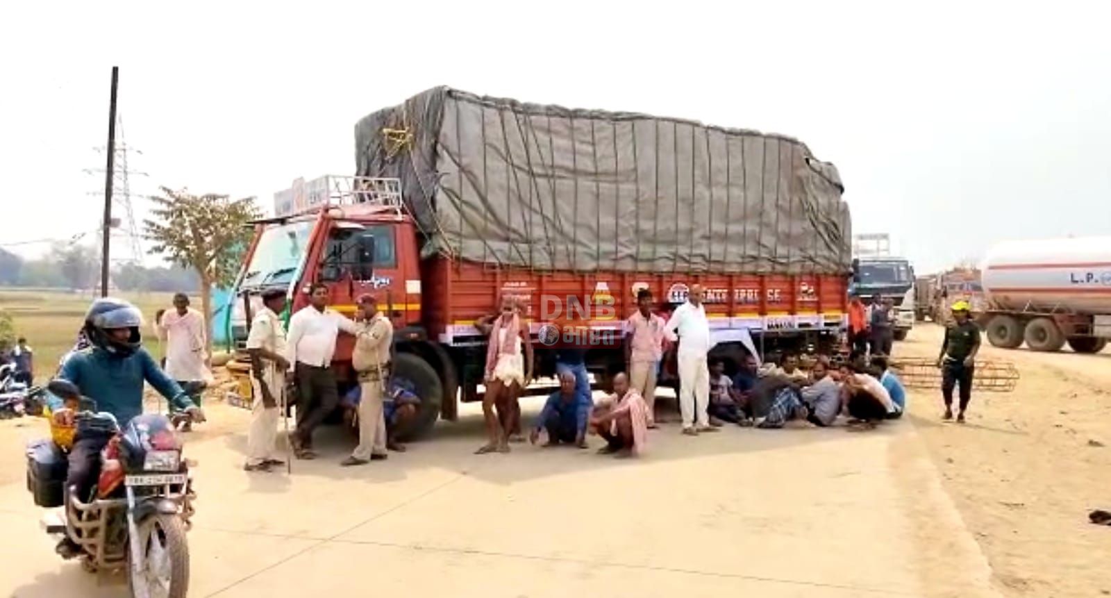 नालंदा जिले में चोरी का विरोध करने पर अज्ञात चोरों ने फोरलेन निर्माण में लगे रात्रि प्रहरी की चाकुओ से गोदकर किया निर्मम हत्या,मुआवजा की मांग को लेकर ग्रामीणों ने किया सड़क जाम 2
