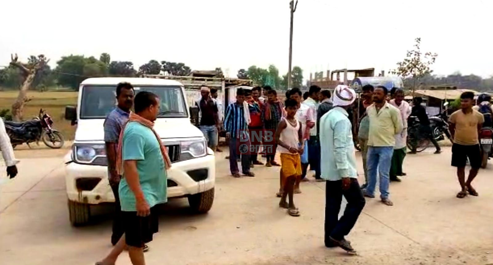 नालंदा जिले में चोरी का विरोध करने पर अज्ञात चोरों ने फोरलेन निर्माण में लगे रात्रि प्रहरी की चाकुओ से गोदकर किया निर्मम हत्या,मुआवजा की मांग को लेकर ग्रामीणों ने किया सड़क जाम 3