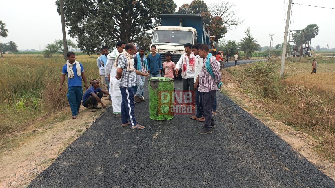 बछवाड़ा प्रखंड में ग्रामीणों द्वारा रोके गए सड़क निर्माण की गुणवत्ता जांच करने पहुंचे एक्जीक्यूटिव इंजीनियर 2