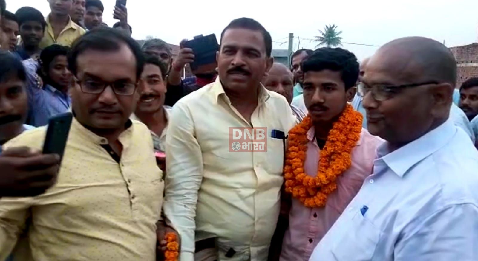 हिमांशु कुमार के द्वारा साइंस विषय में बिहार में दूसरा स्थान प्राप्त करने पर नालंदा जिला शिक्षा पदाधिकारी छात्र के घर पहुंचकर किया सम्मानित 2