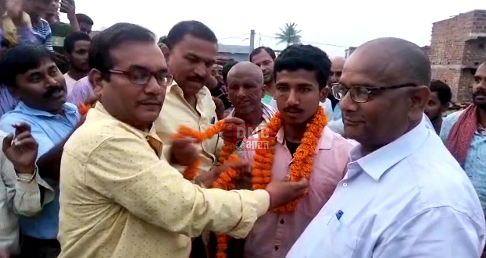 हिमांशु कुमार के द्वारा साइंस विषय में बिहार में दूसरा स्थान प्राप्त करने पर नालंदा जिला शिक्षा पदाधिकारी छात्र के घर पहुंचकर किया सम्मानित 3