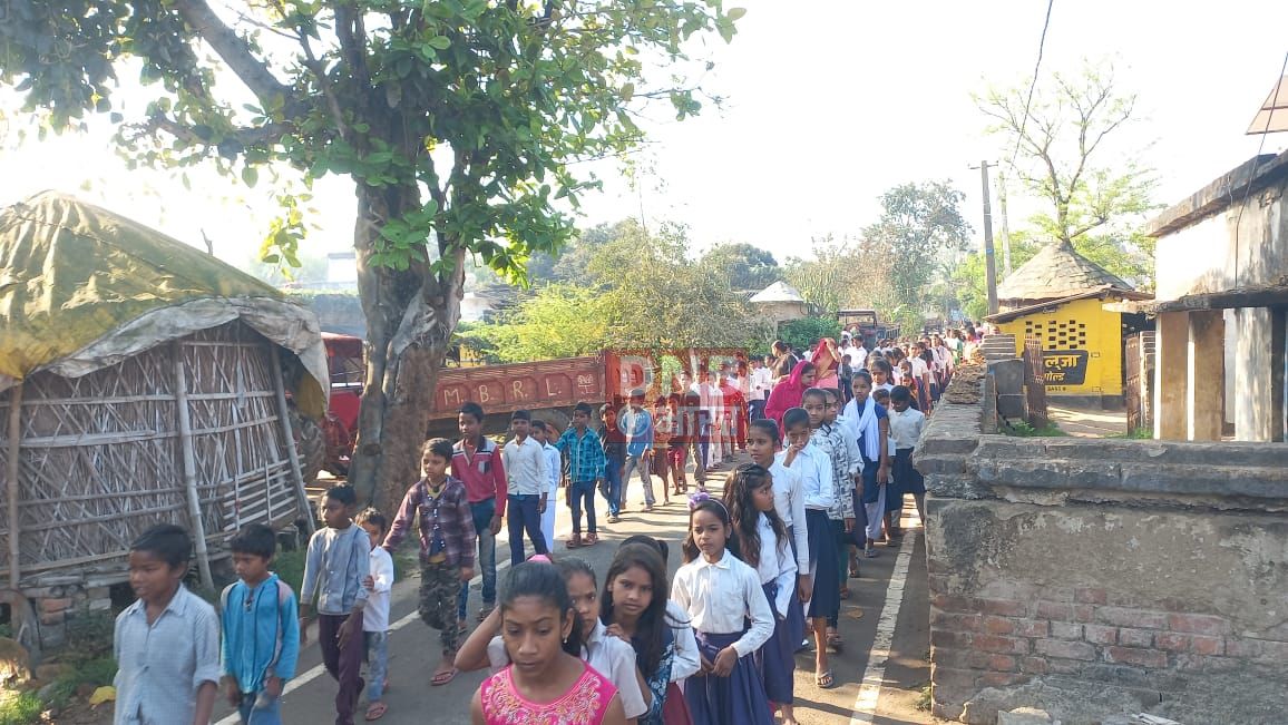 बछवाड़ा में बिहार दिवस के अवसर पर स्कूली बच्चो ने निकली प्रभातफेरी,नशा से दूर रहने की अपील 3