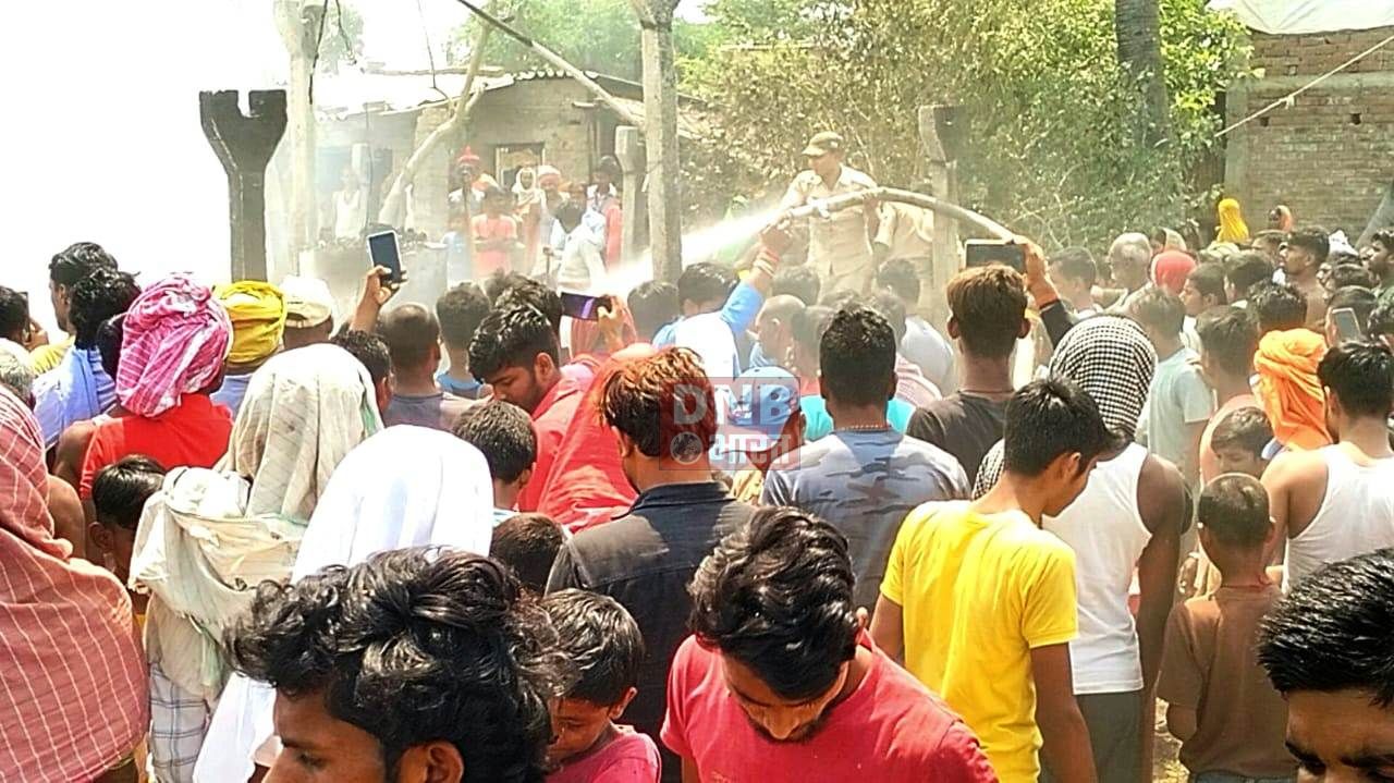 बछवाड़ा के कादराबाद में बिजली की शॉट सर्किट से लगी आग में 18 फुस का घर समेत लाखो की सम्पत्ति जलकर राख 4