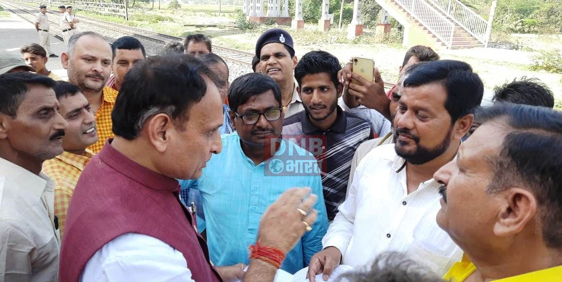 राज्यसभा सांसद राकेश सिन्हा ने तेघड़ा स्टेशन पहुँचकर स्टेशन की समस्याओं का लिया जायजा 4