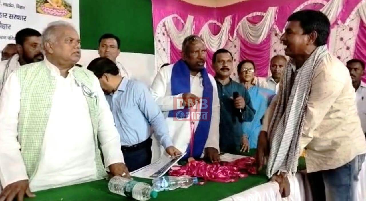 नालंदा में अंबेडकर जयंती पर मंत्री के सामने छात्र-छात्राओं ने सरकारी योजनाओं का खोला पोल 2