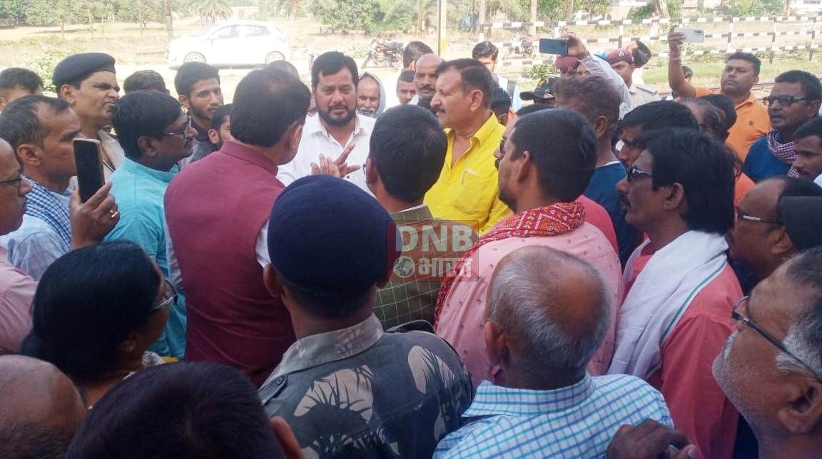 राज्यसभा सांसद राकेश सिन्हा ने तेघड़ा स्टेशन पहुँचकर स्टेशन की समस्याओं का लिया जायजा 3