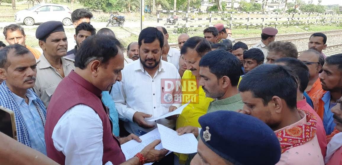 राज्यसभा सांसद राकेश सिन्हा ने तेघड़ा स्टेशन पहुँचकर स्टेशन की समस्याओं का लिया जायजा 2