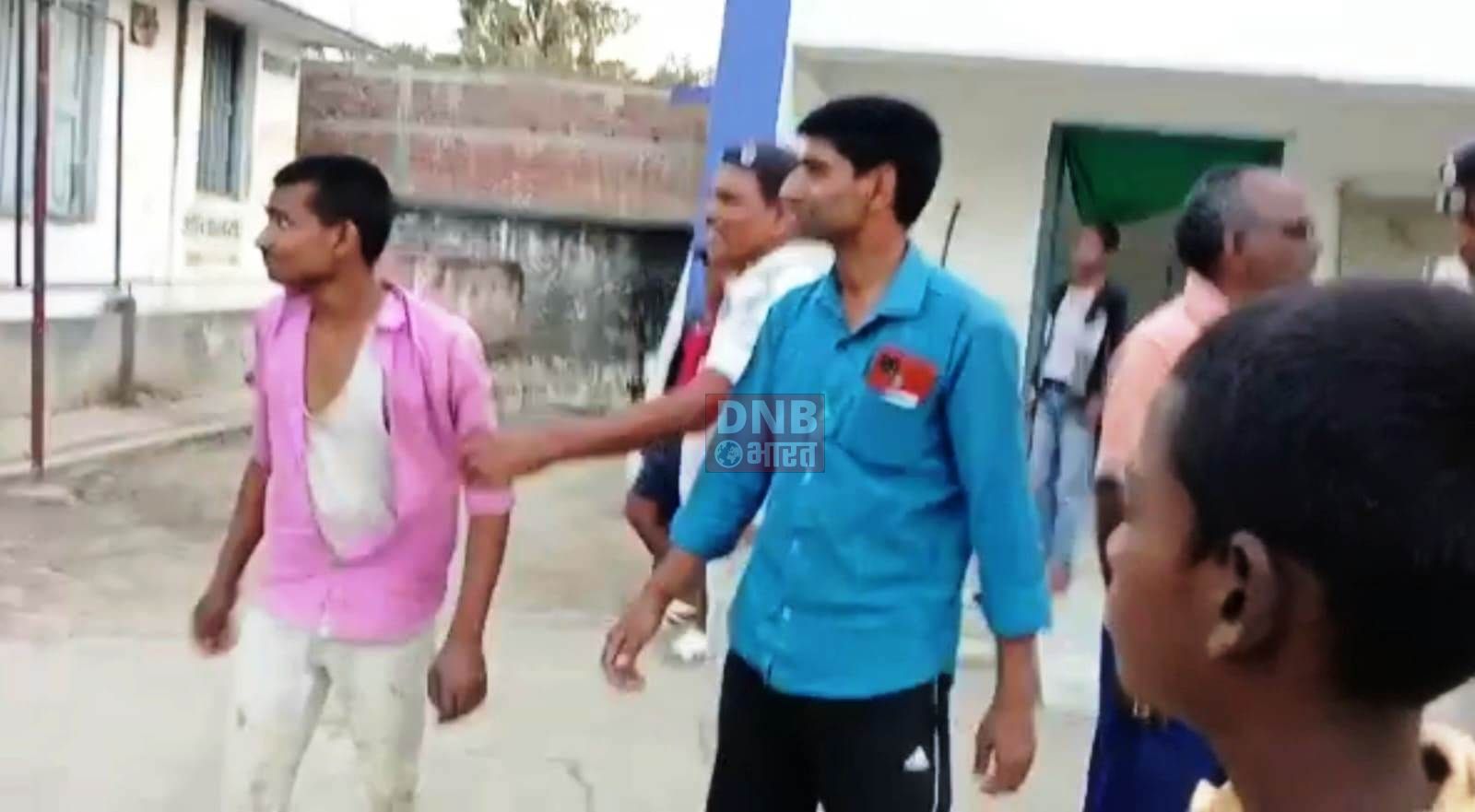 नशे में चूर बीच सड़क पर कोलाहल मचाते एक शराबी को पुलिस ने किया गिरफ्तार 2