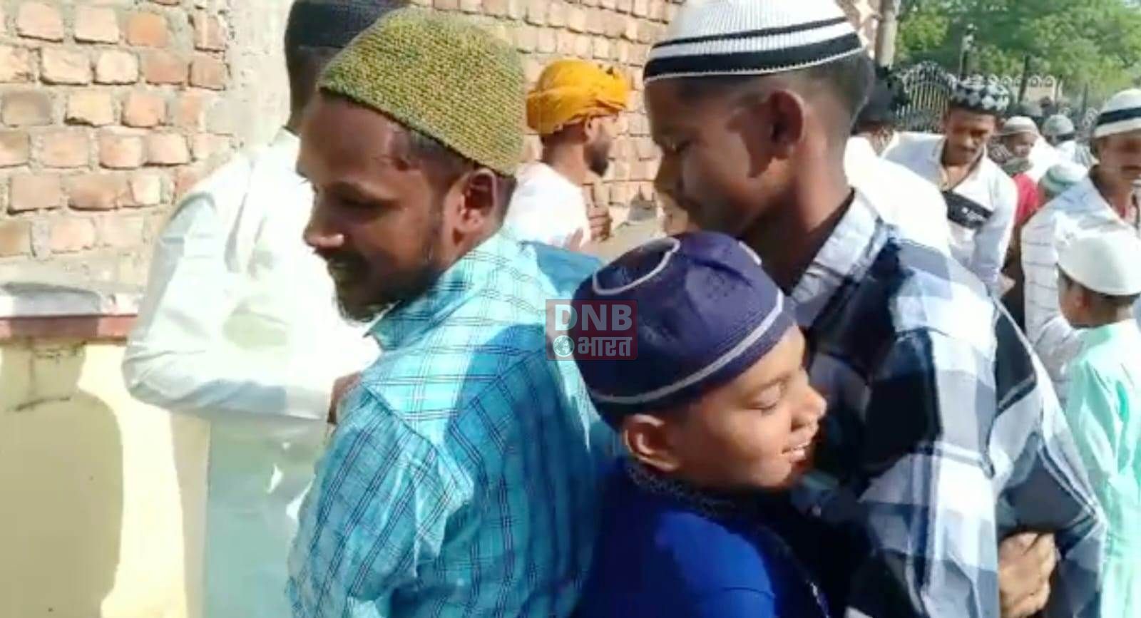 ईद को लेकर बिहार शरीफ के बड़ी दरगाह समेत सभी ईदगाहो में अदा की गई ईद की नमाज,शान्ति अमन चैन का मांगी दुआ,मस्जिदों के बाहर सुरक्षा के पुख्ता इंतजाम 2