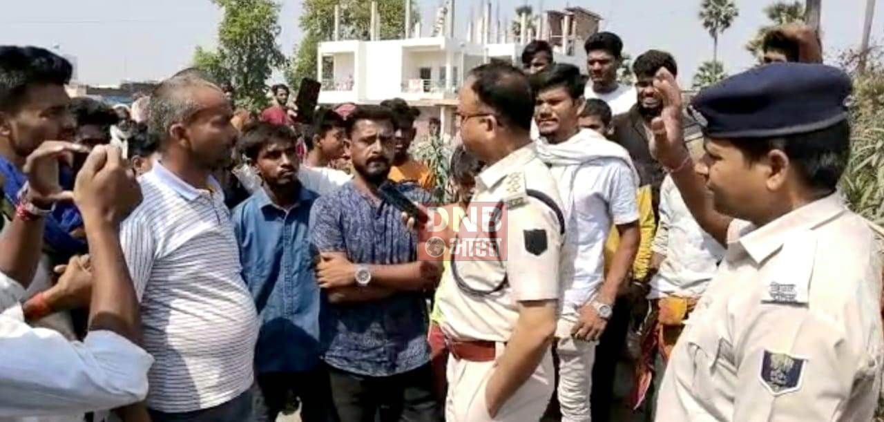 बिहारशरीफ में हत्या के विरोध में ग्रामीणों ने सड़क जाम कर प्रशासन के खिलाफ की नारेबाजी, बाइक सवार बदमाशों ने युवक को गोली मार की थी हत्या 2
