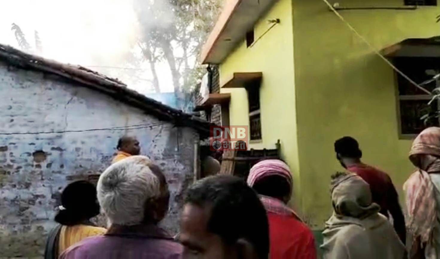बेगूसराय में खाना बनाने के दौरान गैस सिलेंडर से लगी आग में दो घर समेत लाखो रुपये का संपत्ति जलकर हुआ राख 2