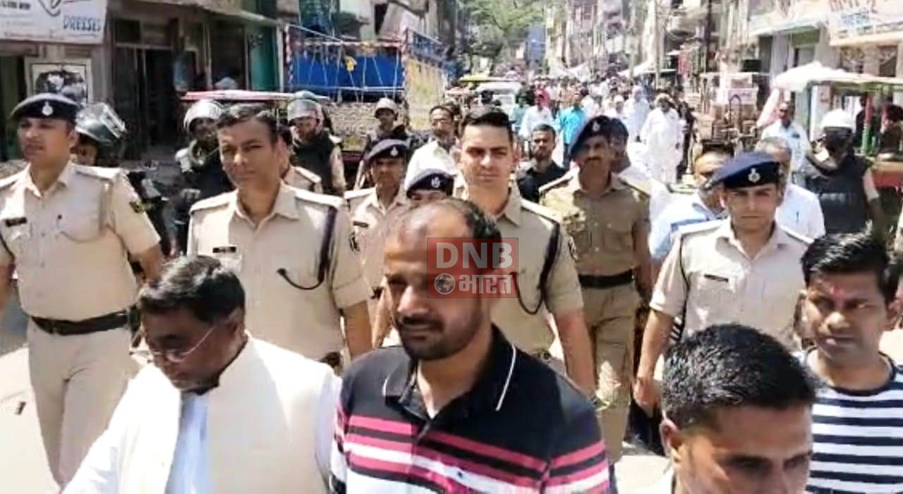 बिहारशरीफ में हुए उपद्रव के पांचवे दिन जिला प्रशासन के द्वारा निकाला गया सद्भावना मार्च, डीएम एसपी समेत शहर के सभी धर्म के लोगो ने किया शिरकत 3