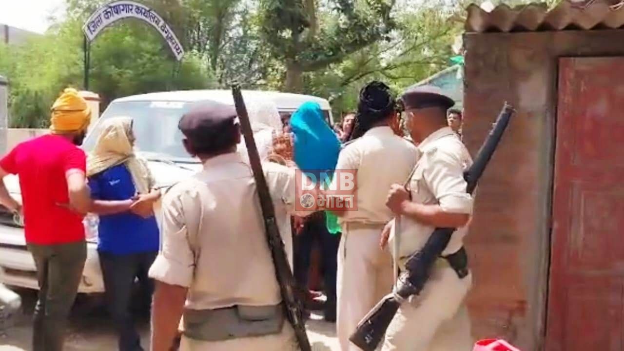 शराब के आरोप में इंटर के छात्र की गिरफ़्तारी को लेकर ग्रामीणों ने किया बबाल 2
