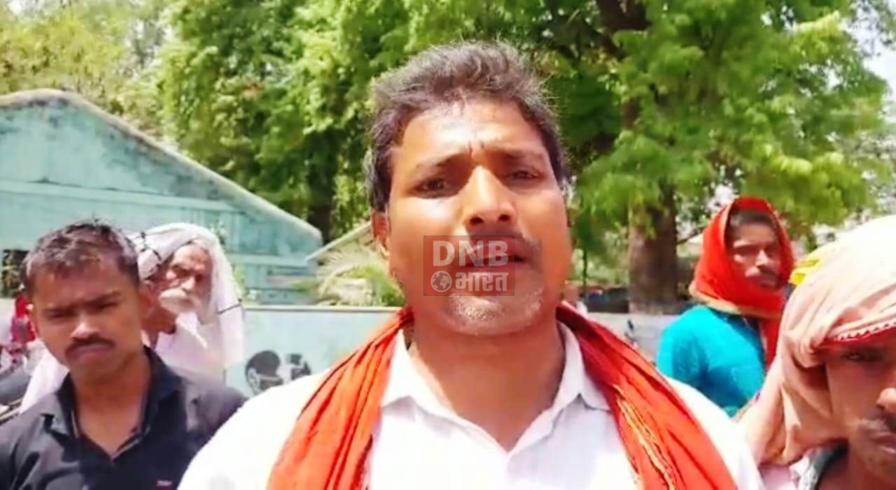शराब के आरोप में इंटर के छात्र की गिरफ़्तारी को लेकर ग्रामीणों ने किया बबाल 3