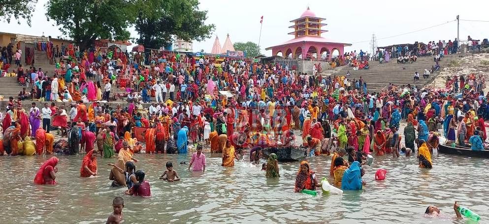 बछवाड़ा झमटिया गंगा घाट पर स्नान को लेकर उमड़ी श्रद्धालुओं की भीड़ 2