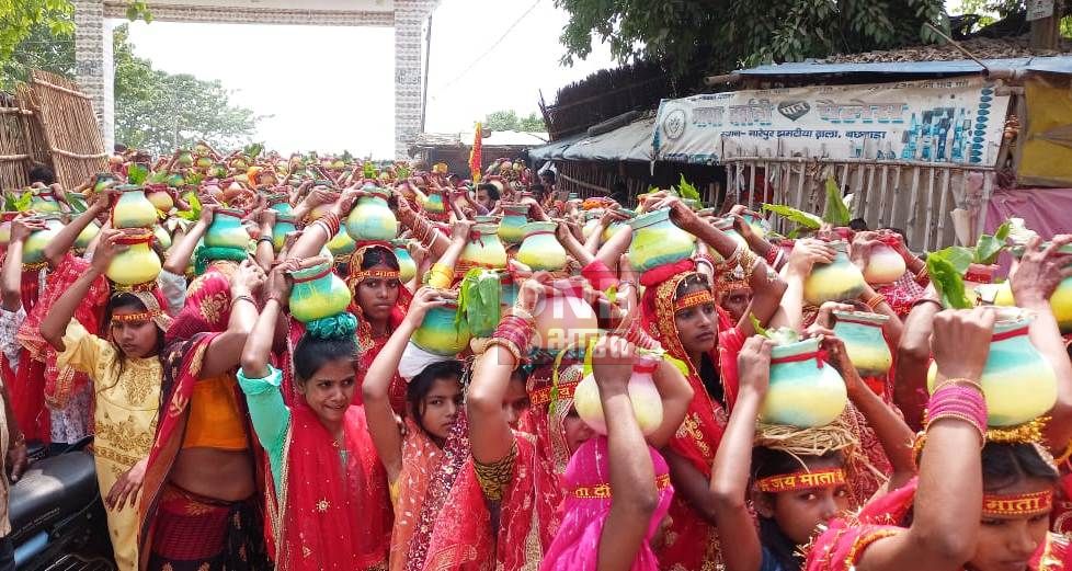 बछवाड़ा में नौ कुंडीय शतचंडी महायज्ञ को लेकर निकाली गयी भव्य शोभा कलश यात्रा 3