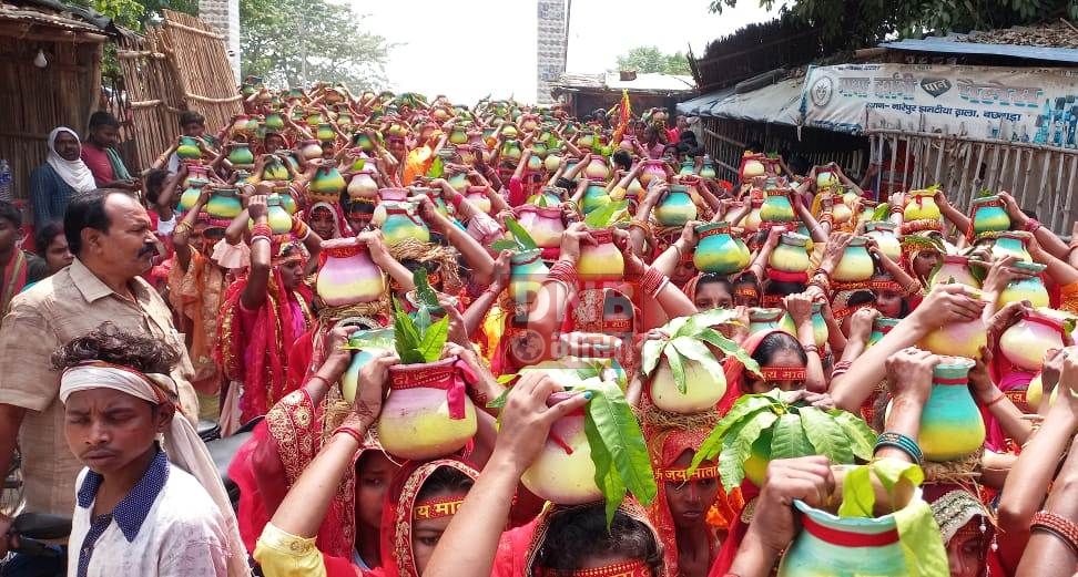 बछवाड़ा में नौ कुंडीय शतचंडी महायज्ञ को लेकर निकाली गयी भव्य शोभा कलश यात्रा 2