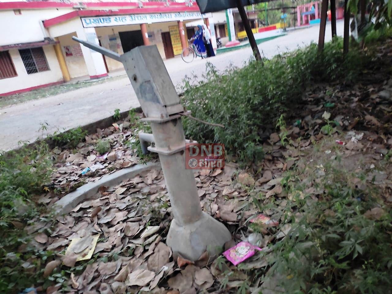 खोदावंदपुर कौशल विकास केंद्र के चापाकल से नही निकल रहा पानी,प्यास बुझाने के लिए दर दर भटक रहे प्रशिक्षण प्राप्त करने वाले छात्र-छात्रा 2