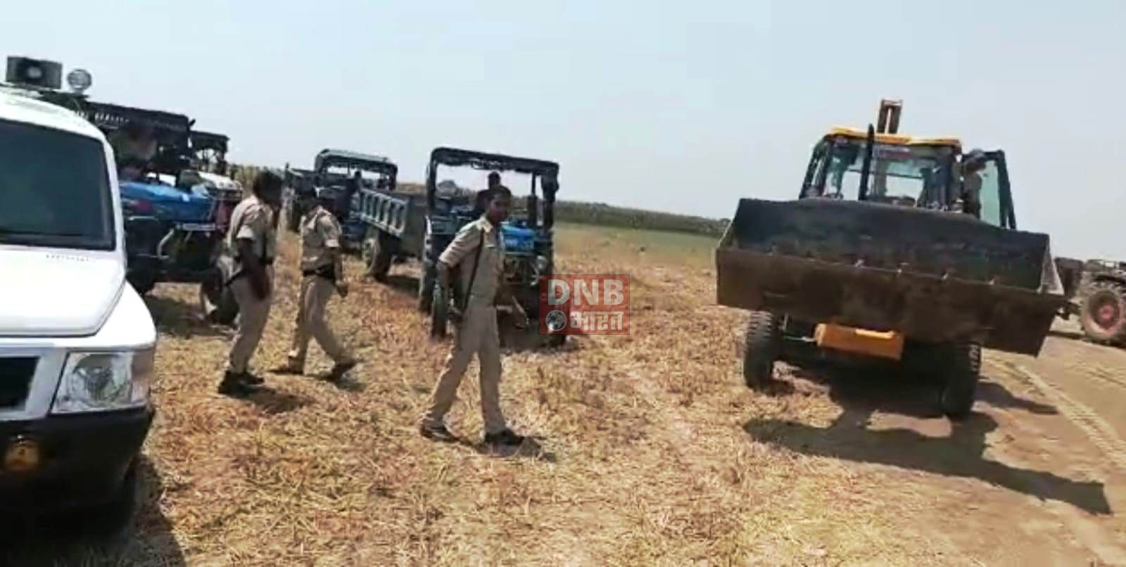बछवाड़ा में अवैध मिट्टी खनन करते दो जेसीबी एवं छह ट्रेक्टर जब्प 2