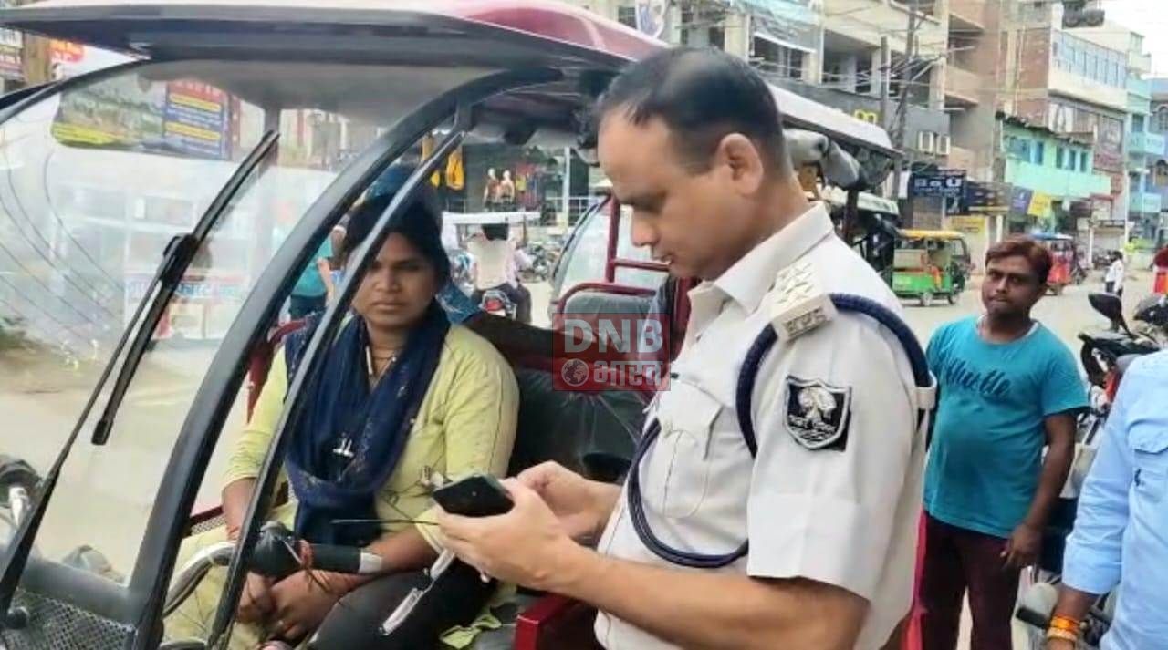 बच्चो की पढ़ाई के लिए खुद चलाने लगी शुशबू ई-रिक्शा, महिलाओ के लिए बनी प्रेरणा 2