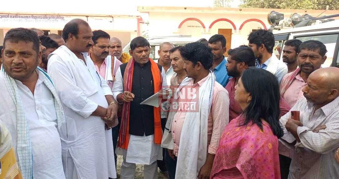 चिरंजीवीपुर विद्यालय की अनियमितता की जांच करने पहुंचे विधायक व डीईओ ग्रामीणों ने अवैध उगाही का लगाया आरोप 2