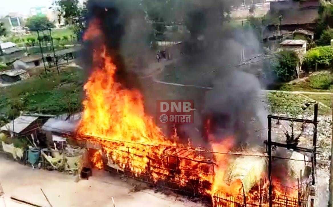 ट्रांसफार्मर की चिंगारी से निकली आग में कई घर दूकान समेत हजारो रुपये की संपत्ति जलकर राख 2