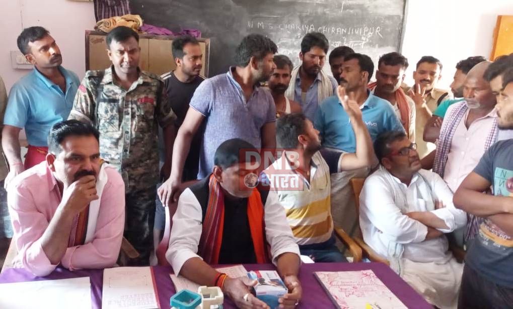 चिरंजीवीपुर विद्यालय की अनियमितता की जांच करने पहुंचे विधायक व डीईओ ग्रामीणों ने अवैध उगाही का लगाया आरोप 4
