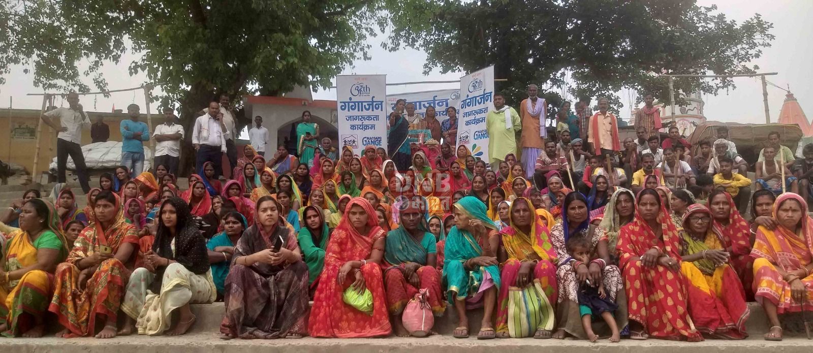 झमटिया गंगा घाट पर महिलाओ ने चलाया गंगार्जन जागरूकता कार्यक्रम 3